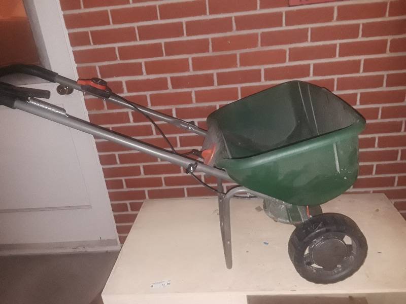 lot 63 image: Scotts turf builder  SEEDER FERTILIZER SPREADER