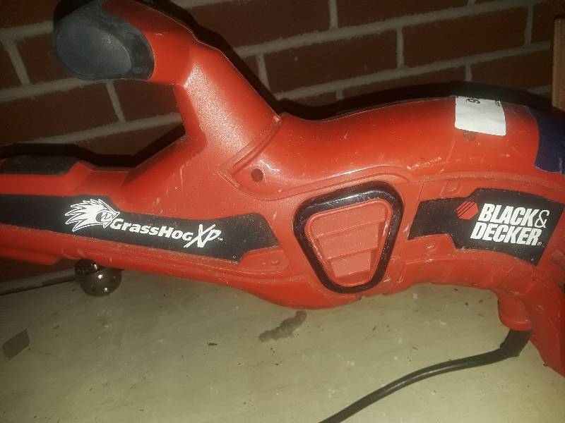lot 66 image: Black and decker  weed eater