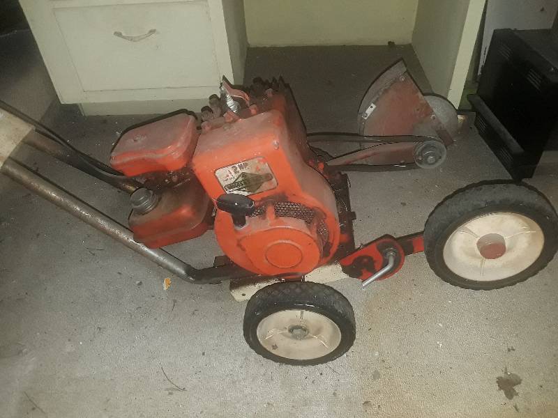 lot 67 image: Briggs and Stratton Gas Edger