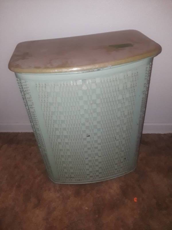 lot 300 image: Green wicker basket with lid