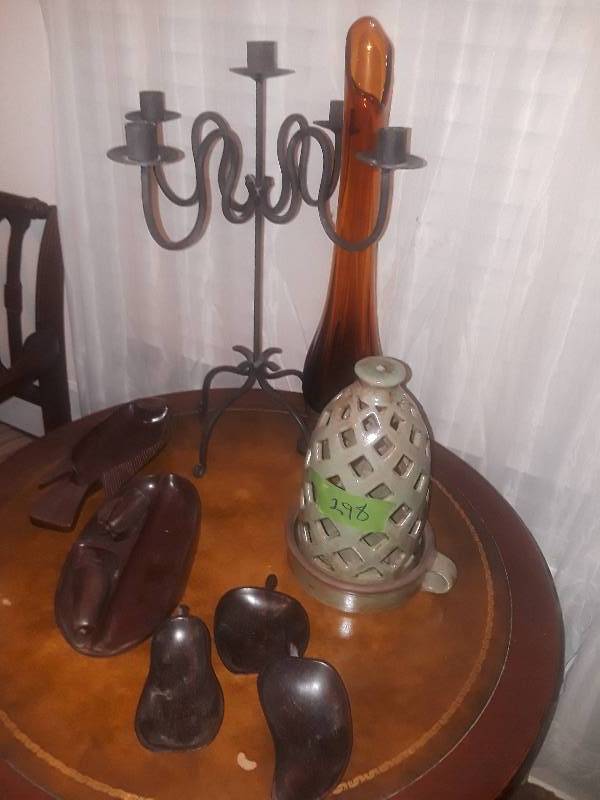 lot 298 image: Wooden plaques 4 tier candle holder green vase