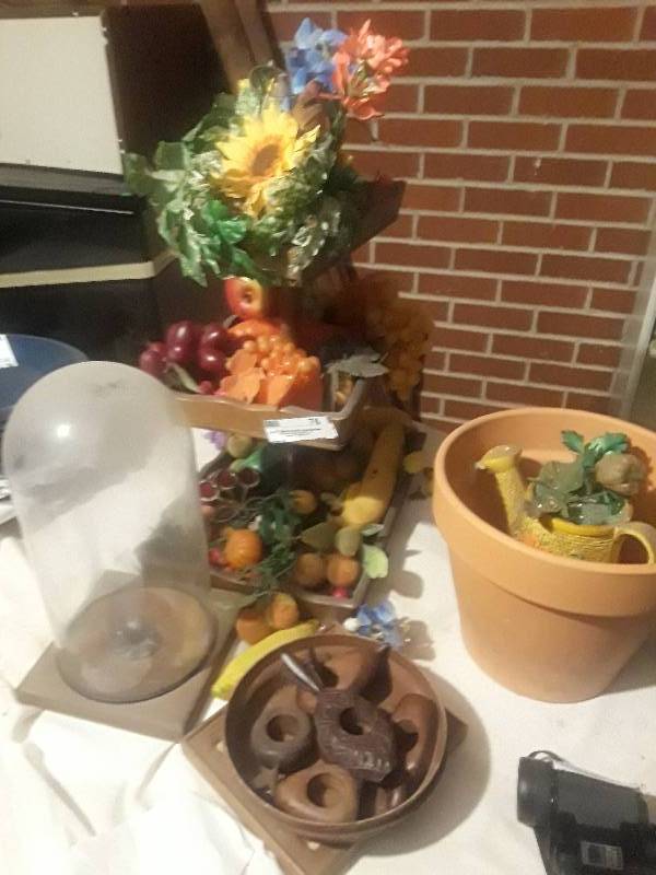 lot 76 image: Wooden fruit stand, napkin rings, etc.