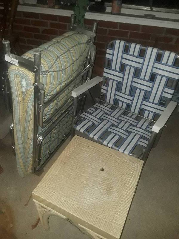 lot 84 image: Aluminum lawn chair, plastic side table, great condition cot