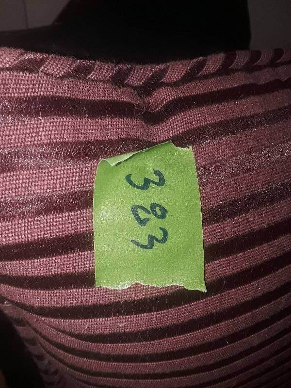 lot 383 image: 8 Throw pillow