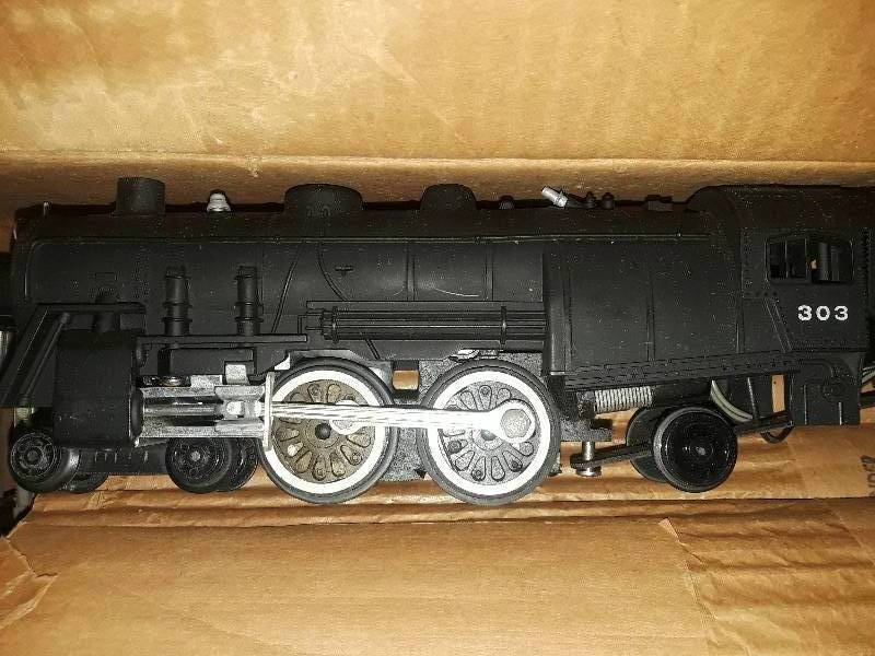 lot 354 image: Gilbert American Flyer  TRAIN SET - TRACK , CARS  ENGINE with transformer