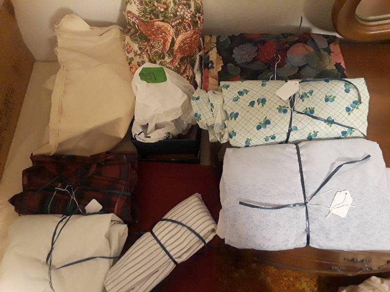 lot 351 image: Various lot of fabric