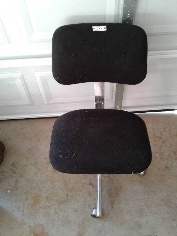 lot 638 image: Black office chair
