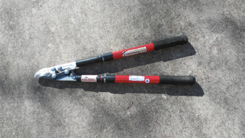lot 617 image: Corona Extendable tree trimmer loper-4 small various size shrub trimmers