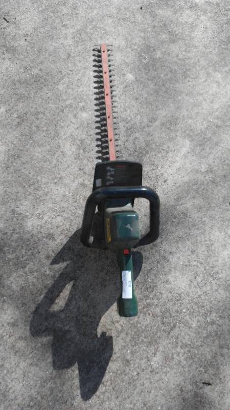 lot 618 image: Black and decker 22  electric trimmer with auto stop