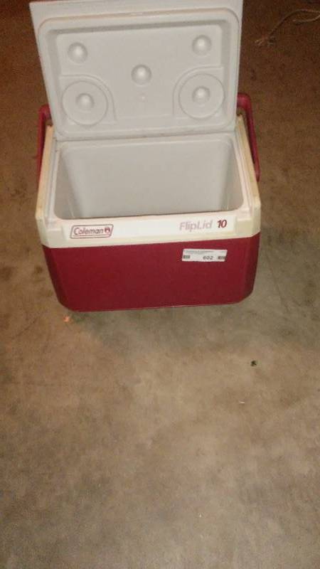 lot 602 image: Coleman flip lid 10 Gott tote 18