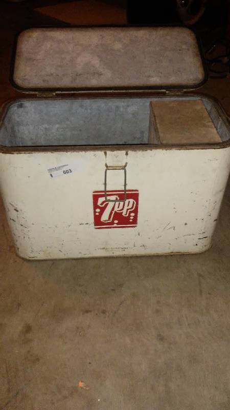 lot 603 image: VINTAGE 7up metal ice chest with ice keeper
