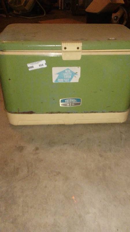 lot 604 image: Thermous ice chest