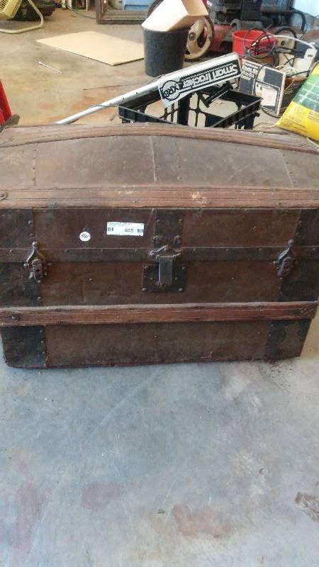 lot 605 image: Vintage wooden chest