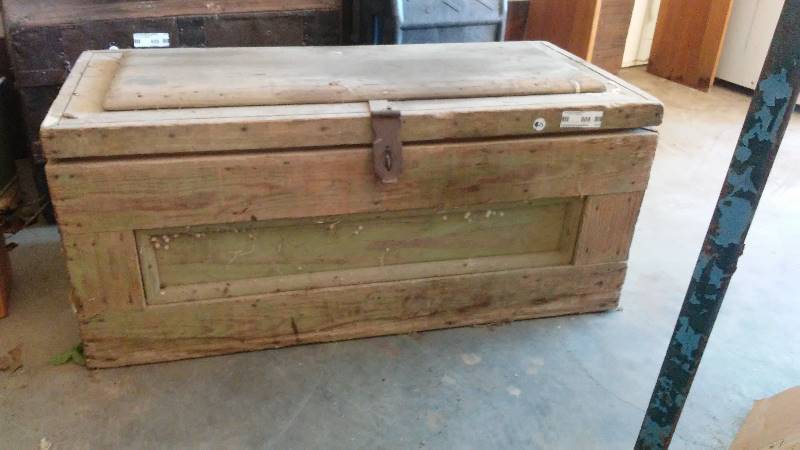 lot 608 image: Vintage wooden tool chest