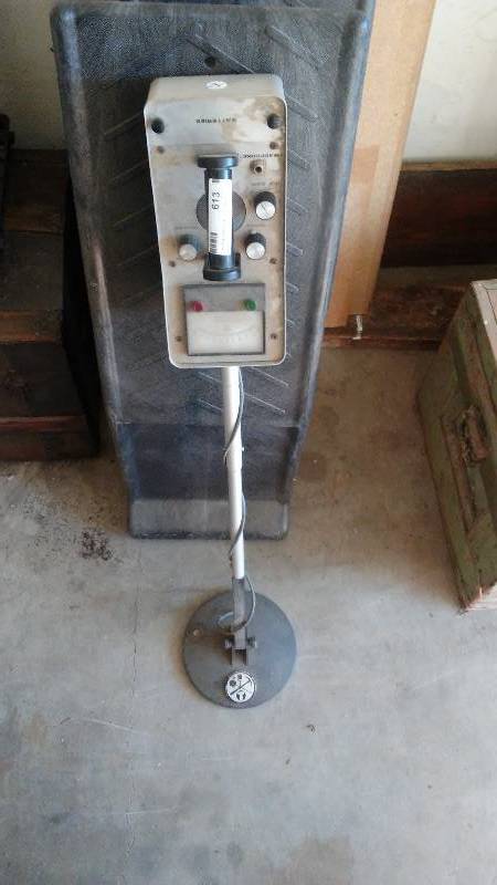 lot 613 image: XR8 smart tracker metal locater