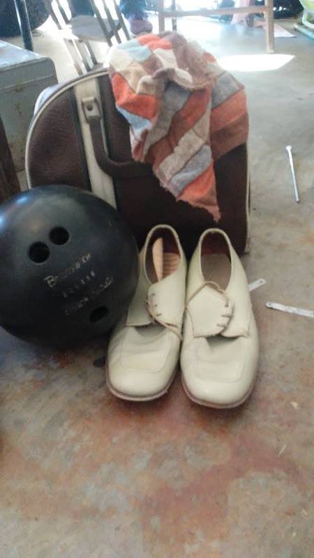 lot 615 image: Brunswick black beauty bowling ball with bag