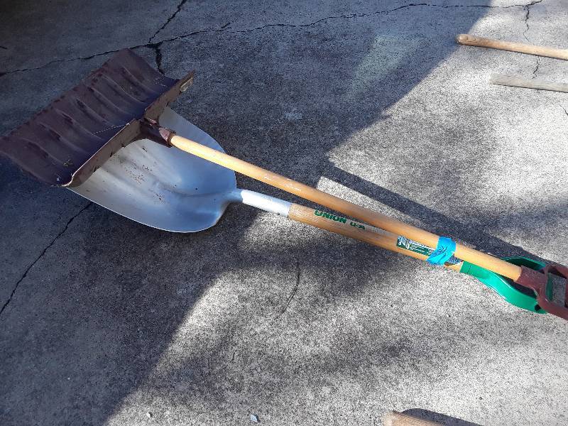 lot 780 image: LARGE ALUMINUM SCOOP & SNOW SHOVEL