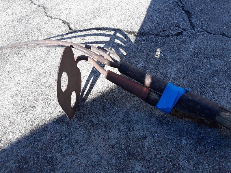 lot 779 image: Hay rake x 2 and garden hoe with broken handle