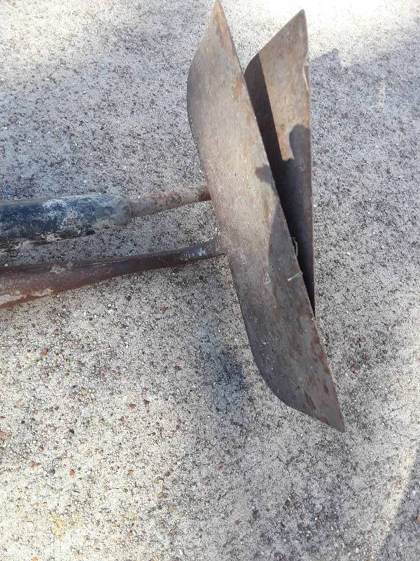 lot 777 image: 2 garden hoes