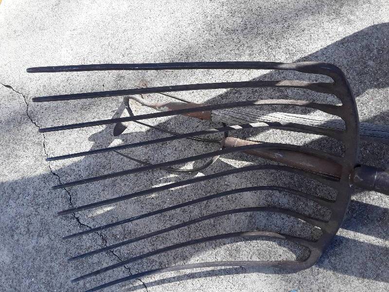 lot 774 image: hay rake x 2 and garden hoe