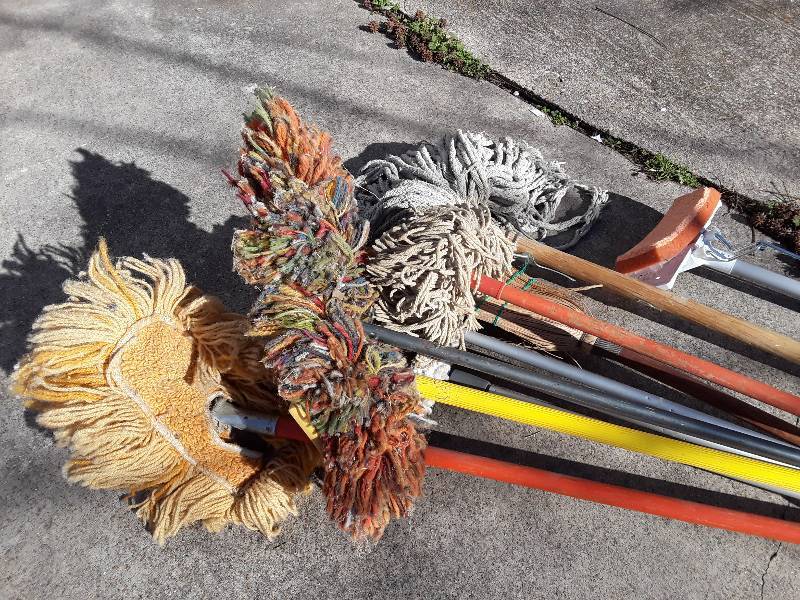lot 773 image: 8 mops