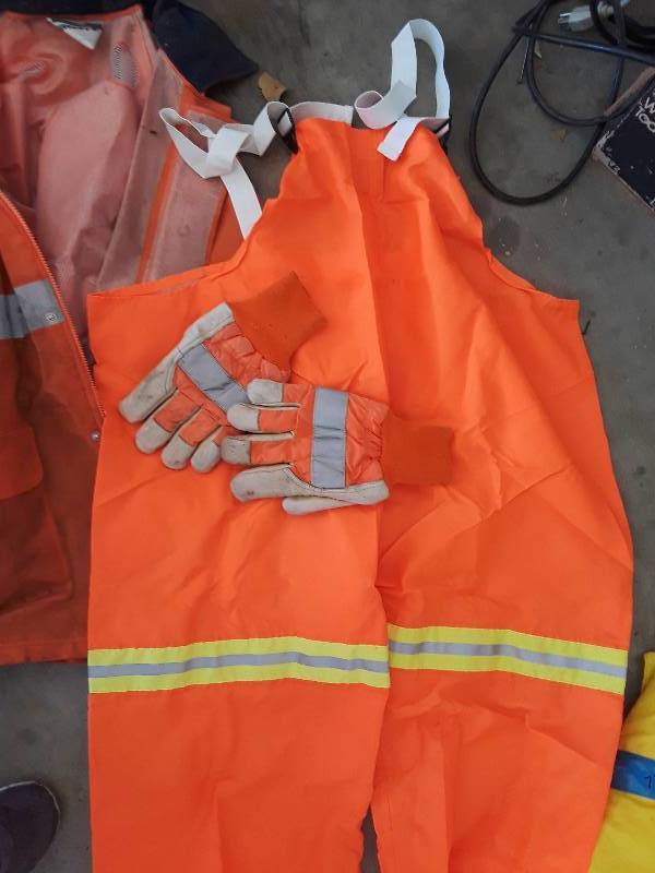 lot 770 image: Welding Gloves, reflector Flame resistant overalls 2XL 100% Nylon, welding jacket by Tingley with reflectors