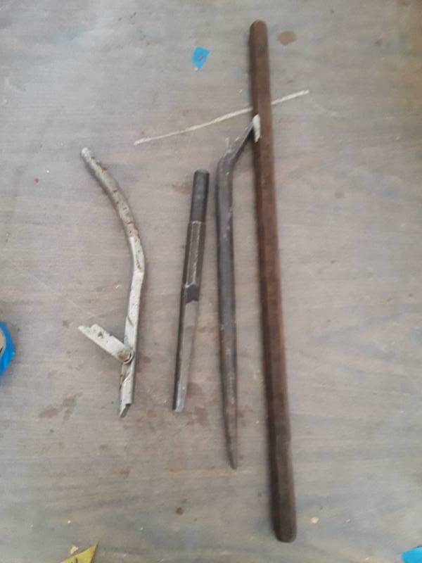 lot 760 image: 4 assorted crowbars