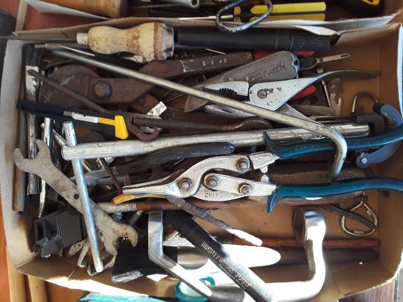 lot 752 image: Box of misc. tools