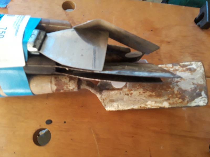 lot 750 image: 7 paint scrapers
