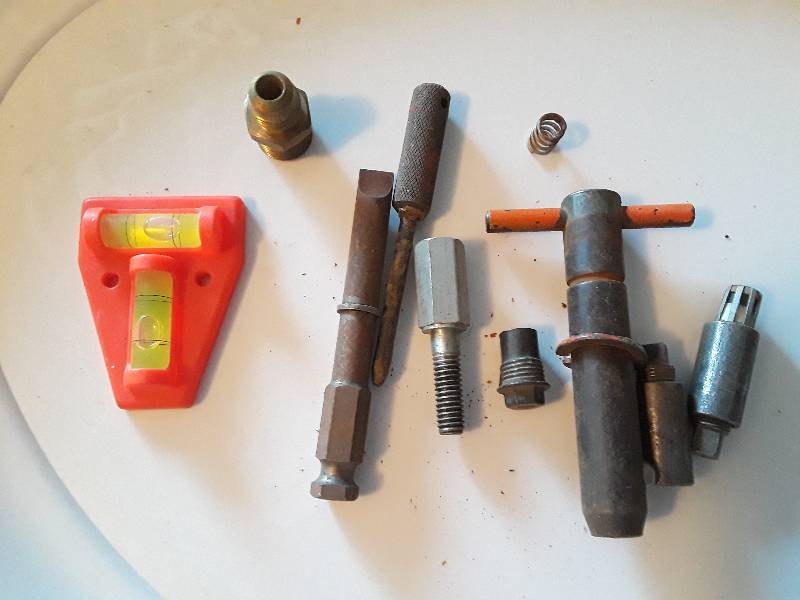 lot 746 image: Bubble level 6 drill attachments