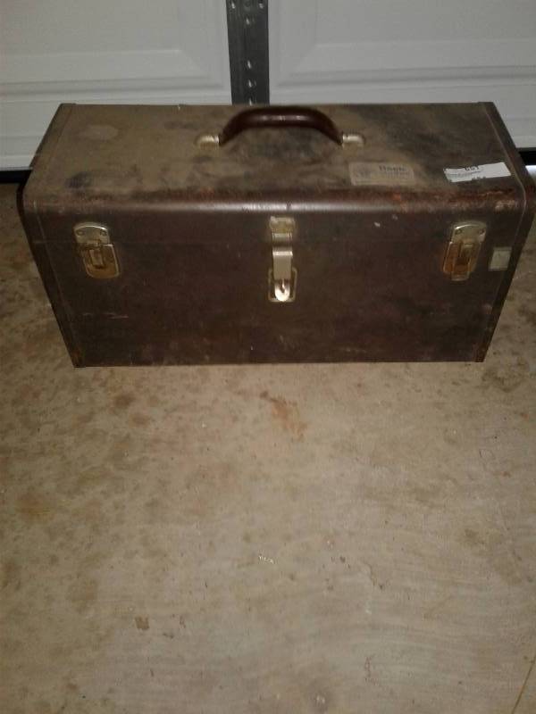 lot 651 image: Metal tool box with tool tray
