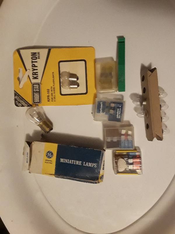 lot 736 image: Multiple minature lamp light bulbs and fuses