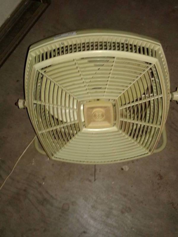 lot 670 image: Sears Robusk  Co. Tri-Speed fan. Tested and works great