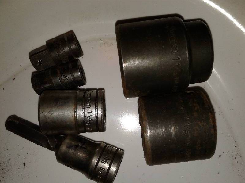 lot 703 image: 6 Snap on sockets and attachments