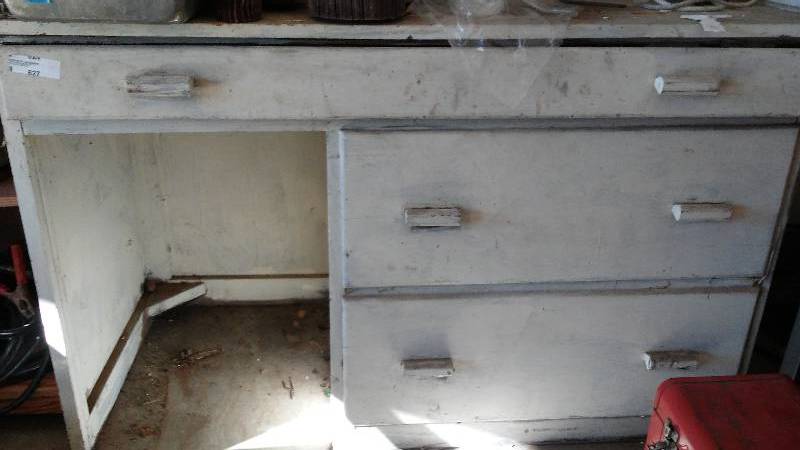 lot 627 image: White wood desk with 2 selves hutch style, one long shallow drawer, and two quite deep drawers