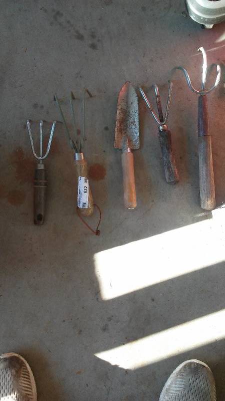 lot 632 image: 5 misc hand garden tools