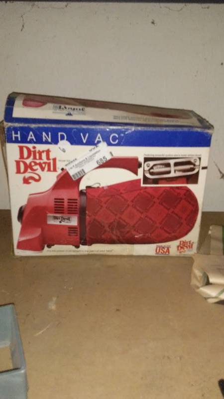 lot 685 image: Dirt Devil Hand Vacuum NIB