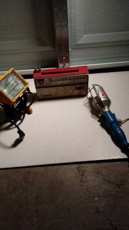 lot 689 image: Channel master radio and 2 work light lamps