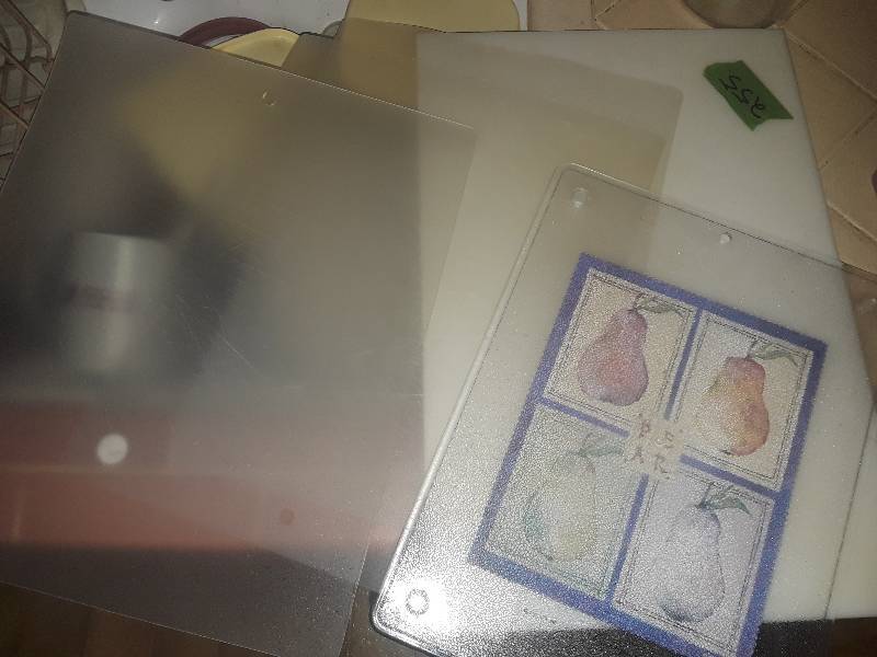 lot 255 image: 2 cutting boards and  4 CUTTING MATS