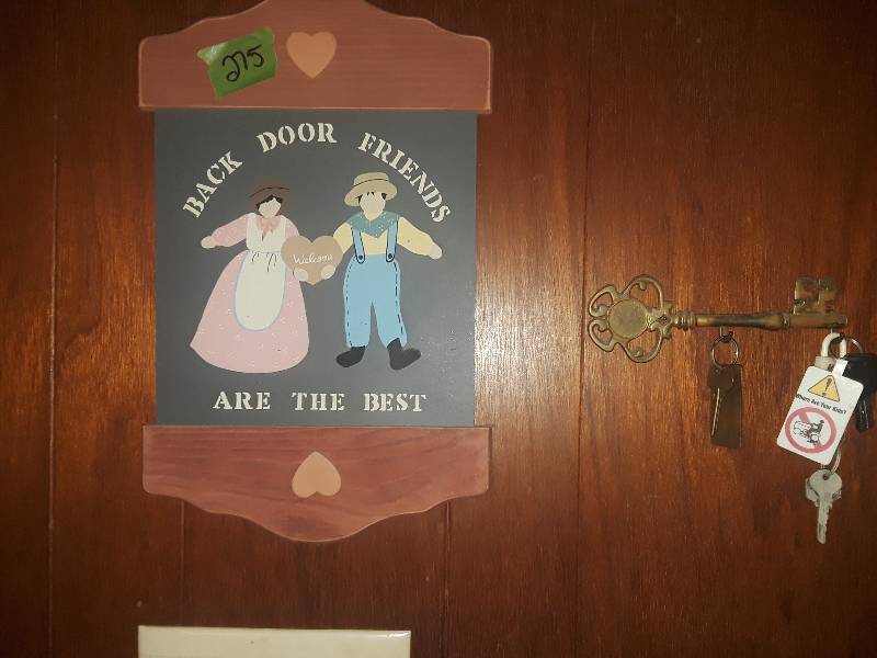 lot 275 image: Friend wall plaque and Skeleton key shaped key holder