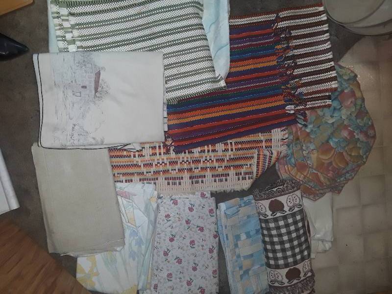 lot 276 image: Large lot of table linens -Various sets-of-4 placemats all new, table cloths, and table runners