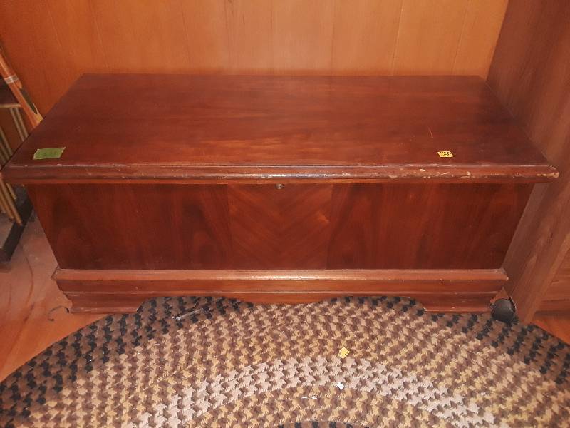 lot 331 image: CEDAR Chest- blanket holder