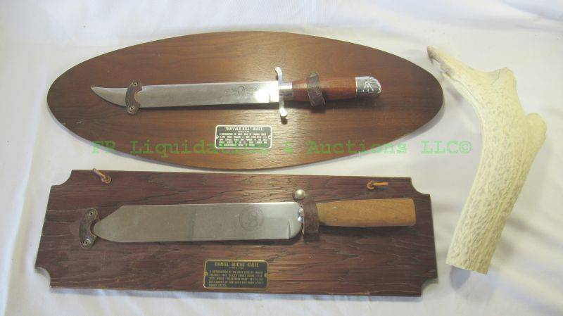 lot 19 image: Buffalo Bill & Daniel Boone commemorative display knives