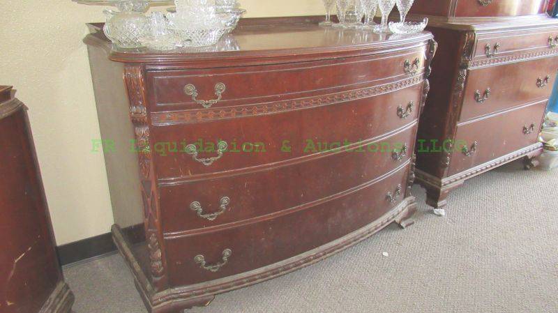 lot 21 image: Mid century colonial style solid mahogany vanity chest of drawers