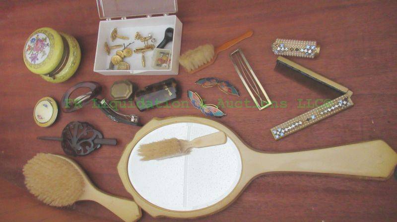 lot 23 image: Vintage vanity accessories as shown
