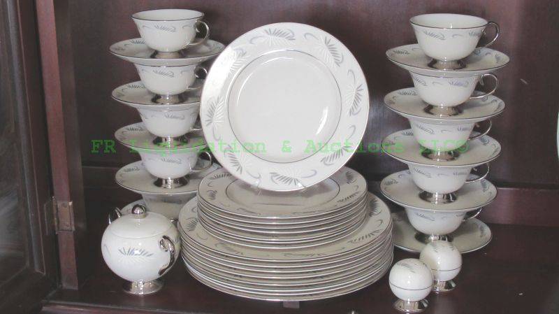 lot 39 image: Vintage 1960s Flintridge Continental white china set, made in California 1954-1971, 40 pieces total