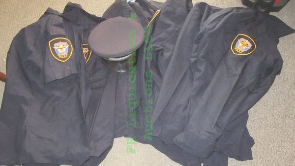 lot 98 image: Authentic Fort Worth Police long & short sleeve button up shirts by Elbeco plus officers cap. 5 shirts (For collectors purposes only)