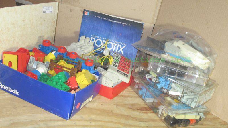 lot 111 image: Robotix R-2000 series Milton Bradley Argus robot motorized building system plus assorted Legos