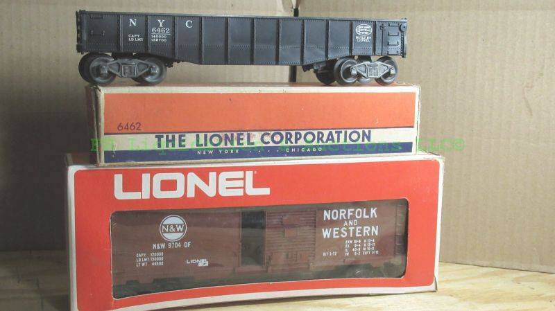 lot 114 image: Vintage Lionel 6462 Gondola and Lionel Norfolk & Western box car, both in original boxes