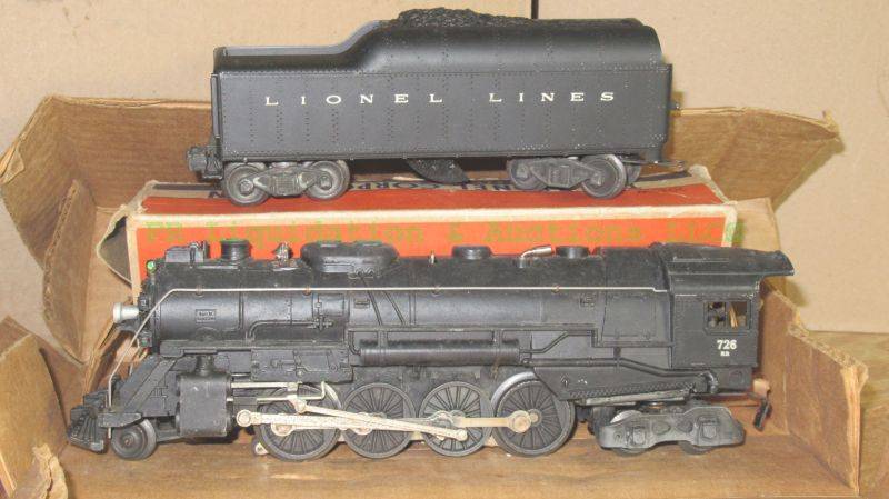 lot 115 image: Vintage 1960s Lionel locomotive engine (has a bent corner top of cab) and coal car